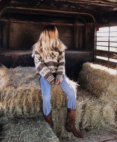 Vintage Cowgirl Aesthetic Western, Autumn Cowgirl Aesthetic, Rich Cowboy Aesthetic, Western Mountain Cowgirl Outfits, Montana Fashion Winter, Western Mountain Aesthetic, Coastal Cowgirl Winter, Winter Cowboy Aesthetic