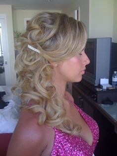 side up dos - Google Search Hair Dos For Wedding, Miami Makeup, Bridal Shower Prizes, Short Bridal Hair, Kate Spade Bridal Shower, Side Updo, Disney Bridal Showers, Hairstyles Beach, Hair To One Side