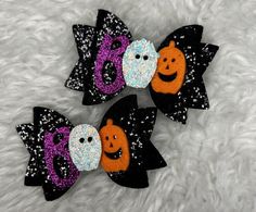 Let's get ready for Halloween. Our super cute "Sparkly Halloween "Boo" Hair Clip" are absolutely perfect hair accessory for your Halloween Festivities. 🥰 What an amazing pop to the spooky season. How can we go wrong? We absolutely can't!  The kids love to be involved and stylish at the same time. They will absolutely love showing off their hair clips to all of their friends in school 🤩  Clips sold as pair* Sparkly Halloween, I Smell Children, Halloween Festivities, Black Halloween, Halloween Trick Or Treat, Halloween Boo, Baby Headband, Halloween Hacks, How To Show Love