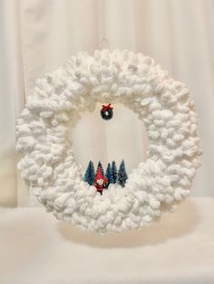 White loop yarn wreath, with gnome, pine trees and small wreath, handmade, perfect for hanging on doors or on top of a fireplace! Heart Wreath Tutorial, Candy Cane Wreath Tutorial, Christmas Gnome Wreath, Christmas Yarn Wreaths, Yarn Heart, Deco Mesh Wreaths Tutorials, Gnome Wreath, Decorated Wreaths, Mesh Wreath Tutorial