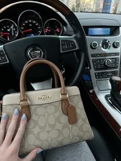 Coach Bags Aesthetic, Gucci Bag Outfit, Inside My Bag, Luxury Bags Collection, Handbag Essentials, Vintage Coach Bags, Girly Bags, Luxury Purses, Fancy Bags