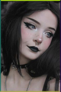 Emo Makeup Pictures, Emo Inspired Makeup, Emo Punk Makeup, Egirl Goth Make Up, Egirl Makeup Hooded Eyes, Hot Goth Makeup Looks, Milkgore Makeup, Goth Makeup No Eyebrows, Easy Goth Eye Makeup