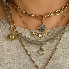 Mix Match Jewelry, Maxamilist Jewellery, Maxamilist Jewelry, Gold Vintage Necklace Aesthetic, Made Jewelry Ideas, Mixed Metal Jewelry Stack, Gen Z Jewelry, Mixed Metal Jewelry Layering, Mixing Gold And Silver Jewelry