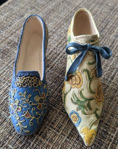 Just the Right Shoe by Raine 1998 Brocade Court & The Empress. Both are in very good used condition - see photos and ask any questions you may have. Rococo Shoes, Royal Shoes, Miniature Shoes, Christmas Shoes, Velvet Shoes, Artist Life, The Empress, Memento Mori, See Photo