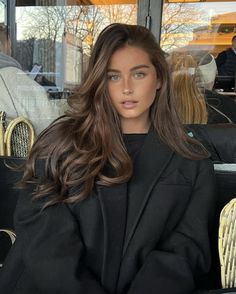 Dark Hair Blue Eyes, Brunette Aesthetic, Brown Hair Blue Eyes, Latest Hair Trends, Latest Hair, Corporate Outfits, A Goddess