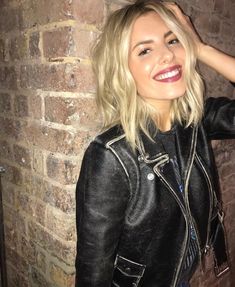 Sienna Miller Hair, Wavy Mid Length Hair, New Year Hairstyle, Mollie King, King Fashion, Blonde Hair Inspiration, Hair Bob, Fresh Hair, Sienna Miller