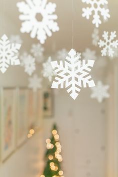 These snowflake decorations are a super fun way to surprise your kids during the winter holidays! Put them up overnight and the kids will wake up to a snow flurry indoors. Check out our simple tutorial and the easy trick to cutting your snowflakes. Love this idea for kid Christmas decorations. Diy Snowflake Decorations, Winter Baby Shower Themes, Fun Winter Crafts, How To Make Snowflakes, Kid Christmas, Winter Birthday Parties, Paper Christmas Decorations, Snow Flakes Diy, Christmas Decorations For Kids