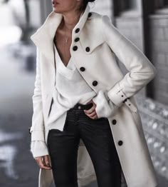 Casaco clássico branco - White coat Vinter Mode Outfits, Fall Fashion Coats, Coat Outfit, My Style Fashion, White Coat, Winter Mode, Looks Chic, Fashion Street Style, 가을 패션