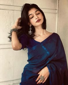 Makeup With Blue Saree, Saree Poses At Night, Dark Blue Saree For Farewell, Saree For Dark Skin Tone, Blue Saree Aesthetic, Car Romance, Sari Poses, Saree Pose Ideas, Dark Blue Saree