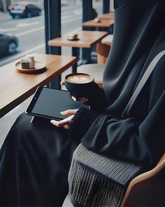 Muslim Cartoon, Muslimah Photography, Niqab Fashion, Hijab Cartoon, Muslimah Aesthetic, Best Poses For Pictures, Hijabi Girl, Minimalist Wallpaper