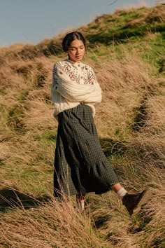 Cottagecore Hiking Outfit, Pnw Clothing Style, Linen Dress Winter Outfit, Cottagecore Autumn Outfit, Folksy Outfit, Country Skirt Outfits, Modern Cottagecore Fashion, Irish Outfits Women, Outfits For Scotland