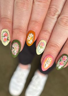 Cute Intricate Nails, Wes Anderson Nails, Farmers Market Nails, Bridgerton Aesthetic Nails, Intricate Nail Art, Folk Art Nails, Embroidery Nails, Italian Nails Trends, Monet Nails