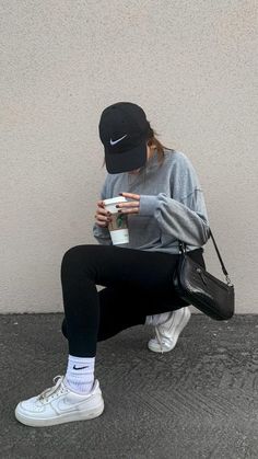 Adidas Cap Outfit, Leggings And Nike Socks Outfit, Nike Crew Socks Outfit, Crew Socks With Sneakers Outfit, Nike Leggings Outfit, Black Cap Outfit, Nike Socks Women, Black Hat Outfit