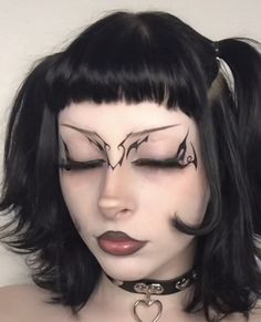 Korn Makeup Look, Cybergoth Eyeliner, Gothic Graphic Eyeliner, Moon Eyeliner, Techno Makeup Rave, Graphic Eyeliner Goth, No Eyebrows Makeup Look, Goth Graphic Liner