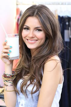 Victoria Justice Hair, Hair Color Light Brown, Hair Color Highlights, Hair Color And Cut, Victoria Justice, Hair Envy, Light Brown Hair, Brown Hair Colors, Great Hair