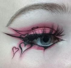 Bay Wing Eyeliner, Easy Grafic Liners, Cool Emo Makeup, Face Eyeliner Art, Gothic Makeup Ideas Eyeliner, Creative Alt Makeup, Eyeliner Styles Goth, Creative Makeup Looks Colorful, Interesting Eyeliner