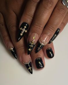 Gold Style Nails, Black Nails Nail Art, Dark Gold Nails, Nail Black Gold, Southern Gothic Nails, Nail Dark Red, Black And Gold Nails Design Classy, Black Inspo Nails, Red Hair Nails