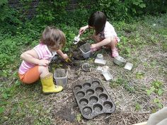 Childhood Best Friends, Mud Pies, Childhood Aesthetic, Childhood Love, Mississippi Mud, Nostalgia Childhood, Childhood Pictures, Sister Pictures, Nostalgia Aesthetic