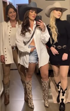 Rebelde Concert Outfits Ideas, Cute Mother's Day Outfits, Mom Rodeo Outfit, Bad Bunny Concert Outfit Plus Size, Texas Night Out Outfit, Cowgirl Chic Outfits Winter, Western Glam Outfit Concert, Bad Bunny Concert Outfit Most Wanted Tour, Banda Ms Concert Outfit