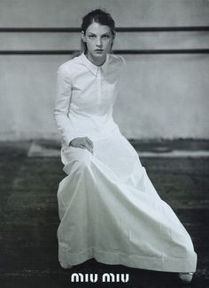 28. Angela Lindvall by Glen Luchford for Miu Miu, S/S 1997. Glen Luchford, Minimal Dress, White Shirts, White Fashion, Favorite Dress, Moda Fashion, Fashion Photographer, Fashion Photo