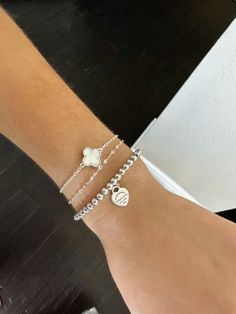 Tiffany, van cleef Minimalist Jewelry Silver, Silver Bracelet Stack, Silver Jewlery, Wrist Jewelry, Jewelry Accessories Ideas, Dope Jewelry, Classy Jewelry, Jewelry Essentials, Jewelry Lookbook