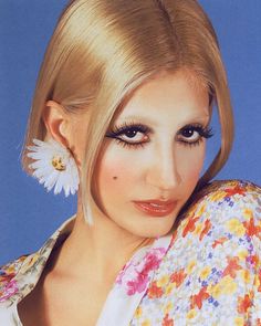 70s Glamour Shots, 70s Makeup And Hair, 60s Eye Makeup, 70s Beauty, Shelly Duvall, 60s Photoshoot, 60’s Makeup, Mod Makeup, 50s Makeup