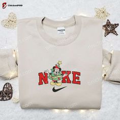 Get into the festive spirit with the Nike x Christmas Tree Mickey Cartoon Embroidered Sweatshirt! This unique sweatshirt features a delightful Mickey Mouse cartoon embroidered on the front, surrounded by a vibrant Christmas tree design. Made from high-quality materials, it offers both comfort and durability. The sweatshirt is perfect for Disney lovers and makes a [...] Nike Cartoon, Disney Character Shirts, Nike Inspired, Timmy Turner, Jessie Toy Story, Walt Disney Characters, Skeleton Dance, Embroidered Shirts, Mike Wazowski