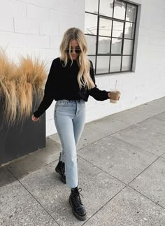 Straight Jeans Outfit, Straight Leg Jeans Outfits, Sandal Tali, Sweater And Jeans, Indie Vibes, Estilo Indie, Skandinavian Fashion, London Outfit, Cold Outfits