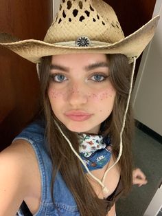 Cowgirl Makeup Ideas Halloween, Farmer Makeup Halloween, Cowgirl Makeup Looks, Dead Cowgirl Makeup, Wild West Makeup, Cowboy Makeup Halloween, Cowgirl Costume Makeup, Cowboy Makeup Ideas, Country Girl Makeup Ideas