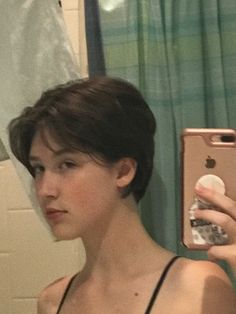 Really Short Hair Straight, Volume Pixie Haircut, Cute Short Haircuts Straight Hair, Middle Part Short Haircut, Female Undercut Short Hair, Short Gender Neutral Haircuts, Pixie Cut With Curtain Bangs, Androgynous Hair Short, Short Bobcut