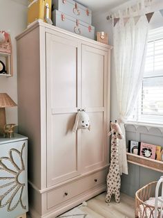 a child's room with a toy horse on the door