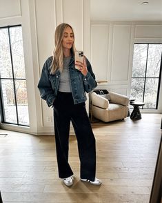 Fashion Jackson Winter, Denim Jacket Outfit Spring, Oversized Jean Jacket Outfit, Denim Jacket Styling, Weather Outfits For Women, Oversized Denim Jacket Outfit, Thrift Outfit, Jean Jacket Outfits, Oversized Jean Jacket