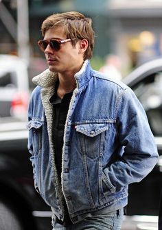 20 Prendas que hacen a los chicos instantáneamente más sexi Sherpa Jacket Outfit, Mens Fashion Denim, Sherpa Trucker Jacket, Men's Denim Style, Paper Boy, Ray Ban Sunglasses Sale, Denim Jacket Fashion, Levis Jacket, Double Denim