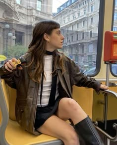 suede jacket outfits/inspo Mode Ulzzang, Autumn Fits, Leather Jacket Outfits, School Looks, Looks Street Style, Looks Black, Carrie Bradshaw, Mode Inspo, Brown Leather Jacket