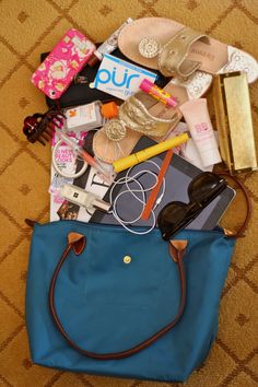 Lilly phone case, Jack Rogers, an iPad, and Ray Bans all inside of a Longchamp bag... my dream purse Girl Necessities, Purse Contents, Blue Longchamp, Dream Purse, Longchamp Purse, What's In My Purse, Preppy College