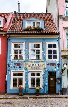 an old building painted in blue and red