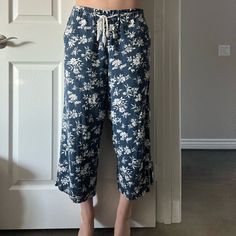 Brand New Without Tags Flowy Floral Pants With Drawstring Pockets On The Back Vacation Capri Bottoms With Pockets, Capri Length Pants With Pockets For Vacation, Casual Capri Pants For Vacation, Casual Capri Length Pants For Vacation, Casual Capri Length Bottoms For Vacation, Cotton Bottoms With Floral Print For Loungewear, Cotton Capris For Vacation, Beach Cotton Capri Pants, Cotton Capri Pants For Vacation