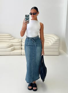 Mid-wash denim maxi skirt Belt looped waist, zip fastening at side, adjustable and removable waist tie, split at sides Non-stretch material, unlined 100% cotton Cold machine wash Martin Pam Outfits, Mid Size Maxi Skirt Outfit, Looks Jeans, Mode Zara, Everyday Casual Outfits, Cute Modest Outfits