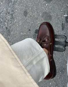 Dark Red Shoes, Sperry Outfit, Boat Shoes Outfit, Boat Shoes Fashion, Timberlands, Outfit Trends, Sarah Jessica Parker, Looks Chic