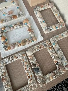 Cute Beach Crafts, Shell Frames Diy Seashell Crafts, Diy Shells Crafts Decor, Arts And Crafts Aesthetic, Shell Hanging, Homemade Pictures, Sea Shells Diy, Shell Crafts Diy, Boho House