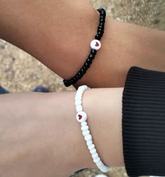 Bead Bracelet For Couples, Beaded Bracelet For Couple, Couple Bracelets Beads Diy, Beads Bracelet Design For Couples, Bracelet To Give Boyfriend, Couple Beaded Bracelets Aesthetic, Beads Bracelet Design Couple, Cute Diy Couple Bracelets, Cute Bracelets To Make For Your Boyfriend