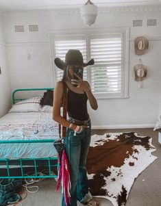 #countryoutfit #country #outfit #southern #ranch #jeans #cowgirl #cowboyhat #boots Girly Country Outfits, Yallternative Outfit, Cowgirl Bedroom Ideas, Sam Barber, Western Ootd, Emo Cowgirl, Texas Outfits, Punchy Western Outfits, Punchy Cowgirl