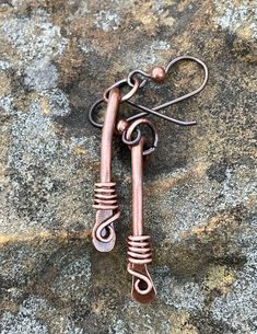 Hammered Copper Earrings with Copper Swirls on Niobium Ear Wires. Diy Silversmithing, Hammered Copper Earrings, Silversmithing Jewelry, Copper Jewellery, Aluminum Jewelry, Diy Wire Jewelry, Earring Tutorial, The Ear, Hammered Copper