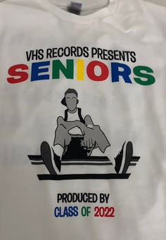 Class Shirt Ideas High Schools, Senior Hoodies Design Ideas, Hoodies Design Ideas, High School Posters, Senior Pictures Books, Class Tshirts, School Hoodies, Senior Year Things