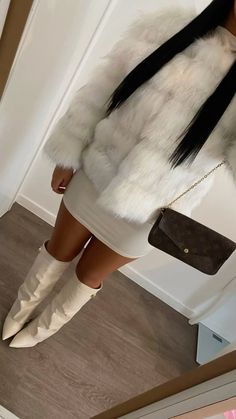 Fur Coat Outfit Baddie, White Fur Coat Outfit, Fur Coat Outfit, White Fur Coat, White Fur, Something Old, Coat Outfits, Elegant Outfit, Night Outfits