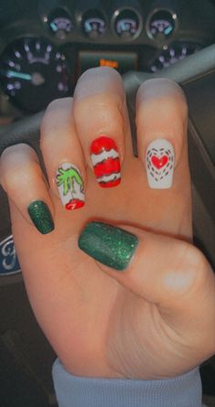 Easy Grinch Nails, Short Grinch Nails, Grinch Inspired Nails, The Grinch Nail Art, Simple Grinch Nails, Ornament Nails, Grinch Nails, O Grinch, Country Acrylic Nails