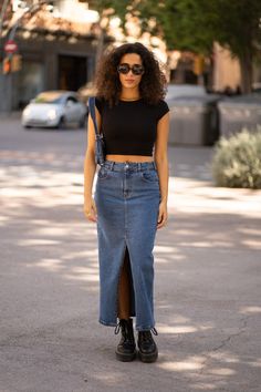 Long Skirt - THE BREEZY (Dark Blue) No Curves Outfit, Long Dark Denim Skirt Outfit, La Fall Outfits, Dark Denim Skirt Outfit, Long Skirt With Sneakers, Denim Long Skirt Outfit, Long Jeans Skirt, Long Skirt Jeans, Jeans Long Skirt