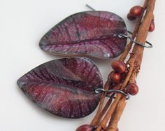 Cobre semitransparente rosa rubí oscuro esmaltado hoja aretes, arte pendientes, joyas de esmalte vítreo, regalo para ella, Original de Studio WillOaks Earrings Art, Art Earrings, Pink Enamel, Semi Transparent, Leaf Shapes, Leaf Earrings, Jewelry Gift