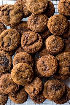 there are many cookies on the cooling rack