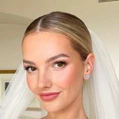 Kerry | Makeup Artist on Instagram: "The most beautiful weekend spent in France 🇫🇷 at @chateaustmartin with sensational @alexandrabaron for her wedding weekend 💍 For Alexandra’s look we designed a glowing, sculpted skin paired with subtle peachy pink highlights & delicate, defined lashes. Using @charlottetilbury @sweedbeauty @iconic.london @makeupbymario @shiseido @omorovicza For more bridal beauty @bridesbykerry Hair by @allisondepmuah Alexandra wears Rehearsal Dinner @alexandermcqueen Rehearsal Dinner Makeup, Bridal Lashes, Natural Wedding Makeup Looks, Bridal Makeup For Brunettes, Bridal Makeup For Blondes, Amazing Wedding Makeup, Simple Makeup Natural, Wedding Glam